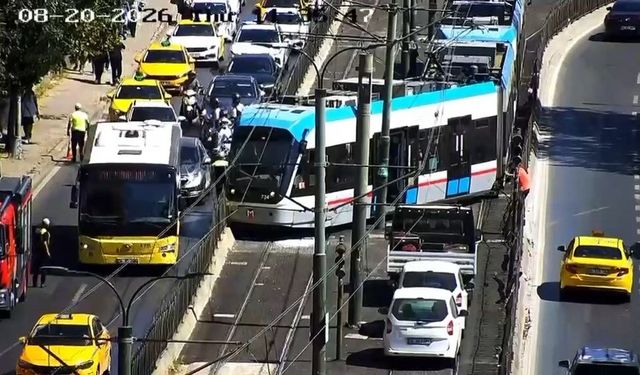 Tramvay raydan çıktı