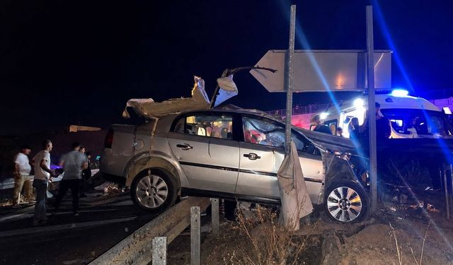 Çelik bariyerlere çarpan otomobilin ehliyetsiz sürücüsü öldü