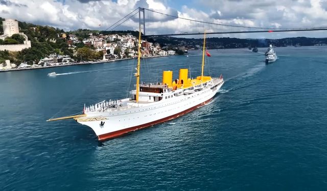 15 gemi Boğaz'dan Zafer Bayramı için geçti