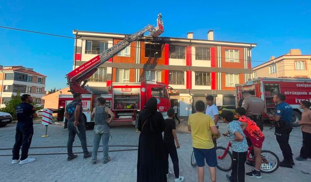 Eskişehir’de iki katlı binada yangın: 4 kişi dumandan etkilendi