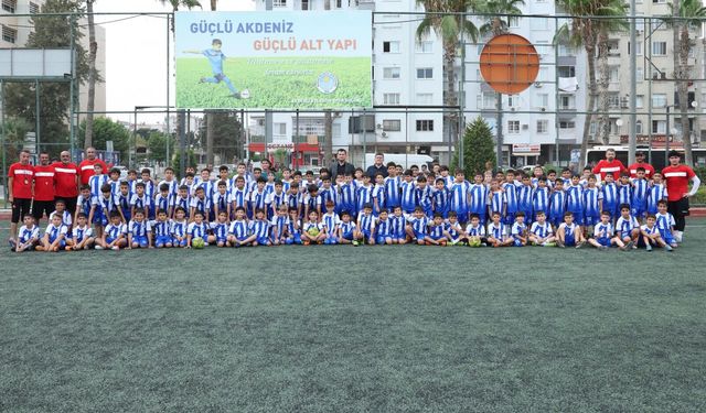 Akdeniz'de Yüzlerce Çocuğa Sporla Dokunuyorlar