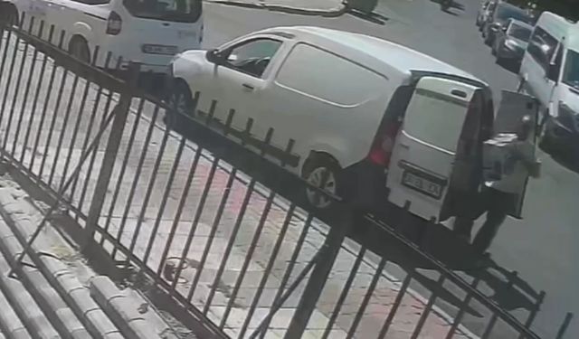 Gaziosmanpaşa'da kargo aracından hırsızlık kamerada