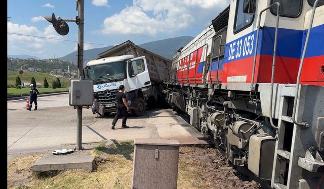 Hemzemin geçitte lokomotif ile TIR çarpıştı