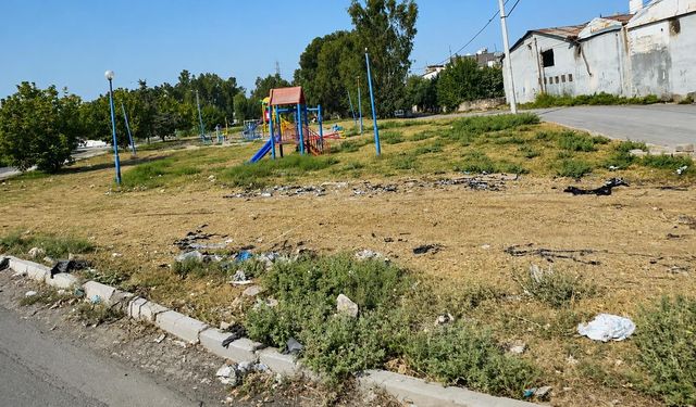 Karacailyas’ta çocuk parkı bakım ve güvenlik bekliyor