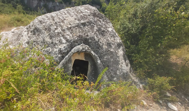 Tol’daki kaya mezarlar dikkat çekiyor