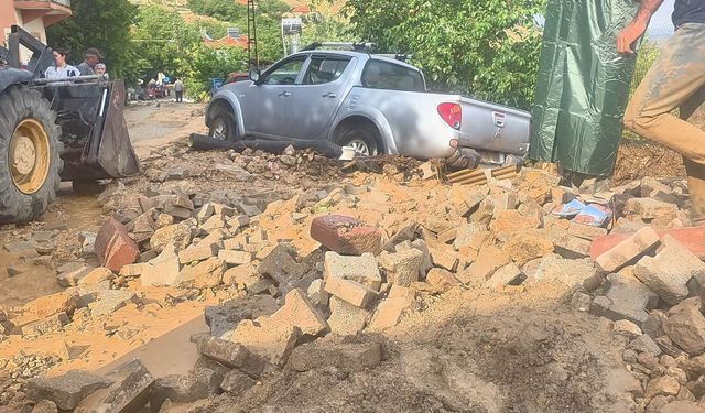 Sağanak sele dönüştü: Ev ve tarım alanlarını su bastı