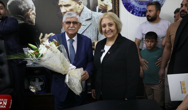 Menderes Belediyesi'nde devir- teslim töreni