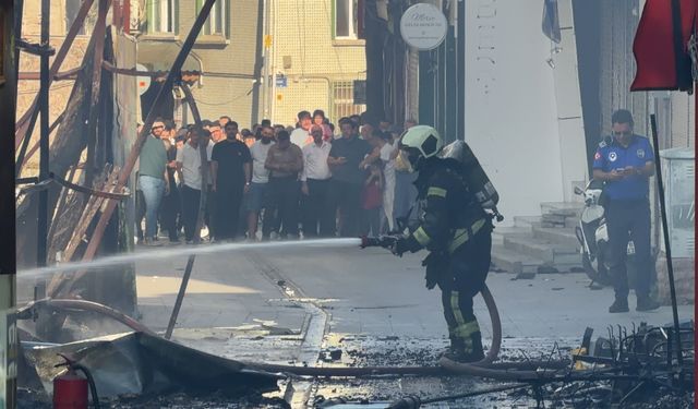 Metro inşaatında başlayan yangında konteyner ve 2 işyeri yandı