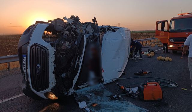 Minibüs traktöre çarptı: 2 ölü, 6 yaralı