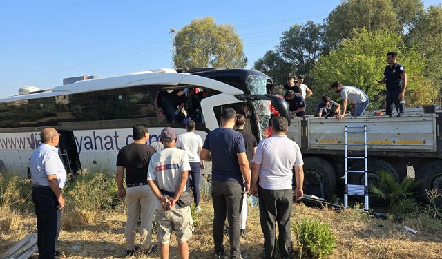 Tur otobüsü kaza yaptı