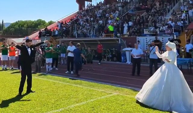 Nikahtan sonra tribünde takımlarını destekleyen çift, maç sonunda sahada çiftetelli oynadı