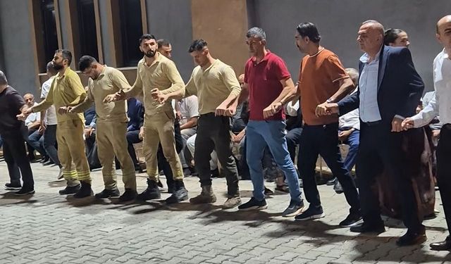 Yangını söndürüp düğünde halay çektiler