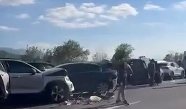 Otoyolda 12 aracın karıştığı zincirleme kaza: 6 yaralı