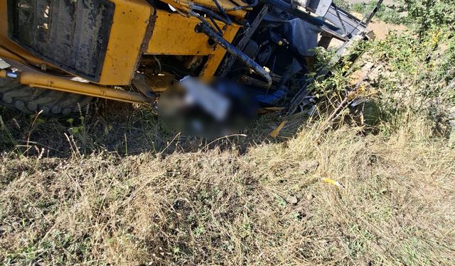 İş makinesi devrildi: Operatör hayatını kaybetti