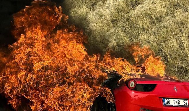 Seyir halindeyken alev alan lüks otomobil kullanılmaz hale geldi