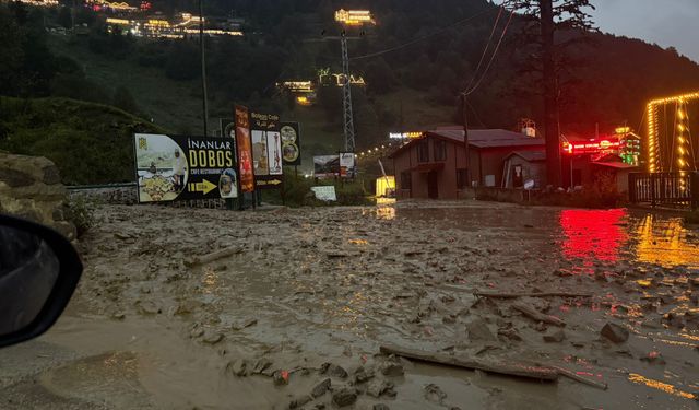 Dere taştı, yol balçıkla doldu