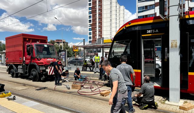 Tramvayın altında kalan genç ağır yaralandı