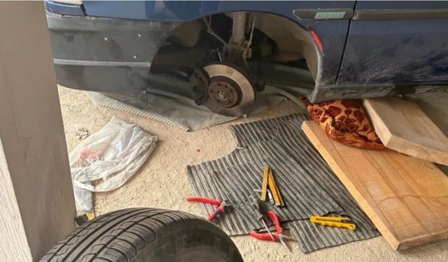Tamir ettiği aracın altında kaldı