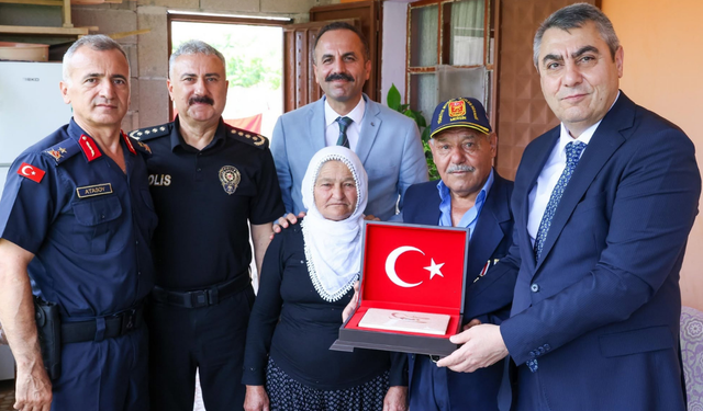 Vali Toros, Kıbrıs Gazisi Asım Cengiz’i evinde ziyaret etti
