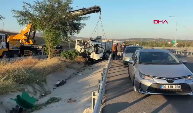 Kamyonun bariyere çarpması sonucu 2 kişi hayatını kaybetti