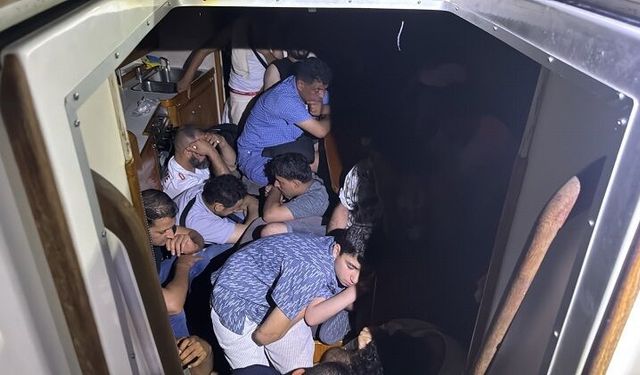 Yelkenli teknede 2 organizatör şüphelisi ile 40 kaçak göçmen yakalandı