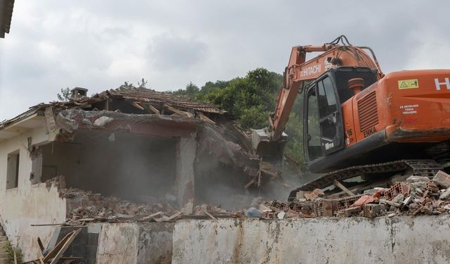 Yenişehir’de atıl okullar ve metruk yapılar yıkılıyor