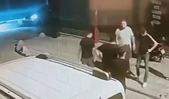 Sokak ortasında bıçaklı saldırı