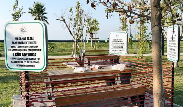 İskenderun sahilinde kirli bırakılan ahşap oturma grubu sergileniyor