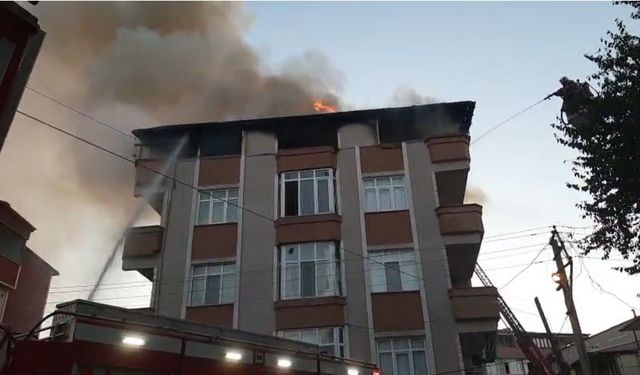 4 katlı binanın çatı katı yandı