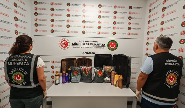 Antalya Havalimanı’nda 18 kilo 921 gram likit metamfetamin ele geçirildi