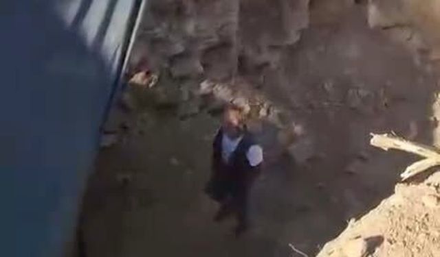 Çilek bahçesinde define aradılar