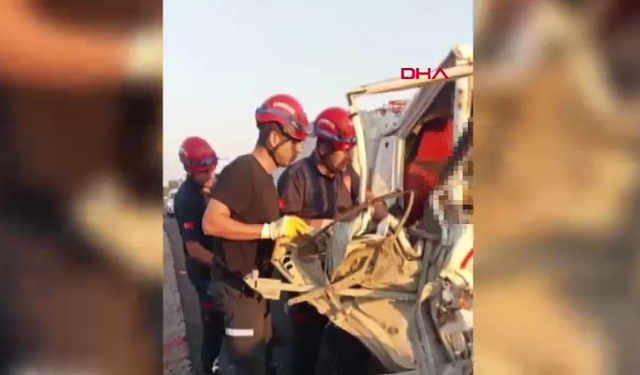 Kamyonet TIR’a çarptı: 2 ölü