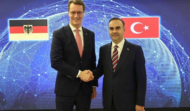 Bakan Kacır, Almanya'da iş birliği mesajı verdi