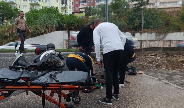 Motosiklet devrildi: Sürücü ağır yaralandı