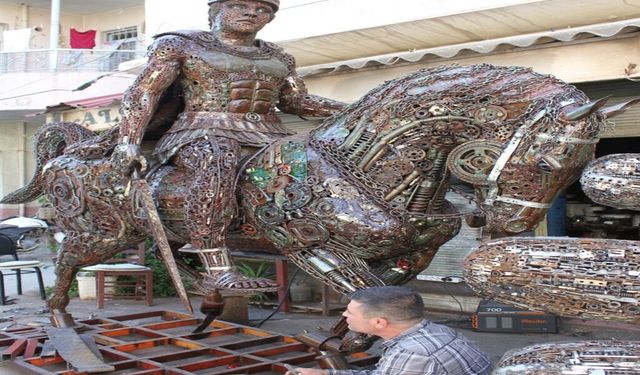 50 bin atıktan Büyük İskender ve Bukefalos heykeli