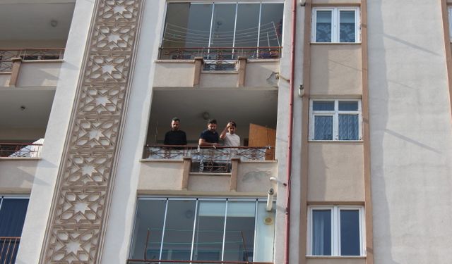 Çay içerken 5’inci kattan düşüp ağır yaralandı