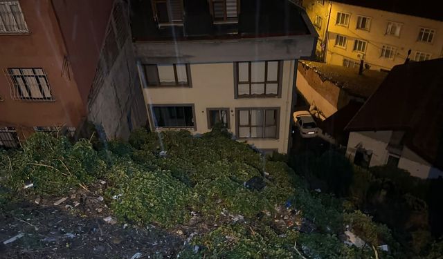 Yağış sonrası toprak kaydı binadaki 25 kişi tahliye edildi