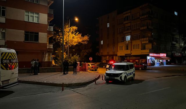 İki grup bıçaklarla birbirine saldırdı