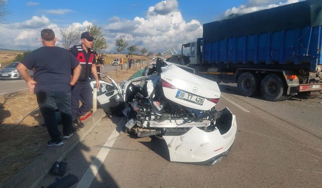 Kamyonun altına giren otomobilde anne ve kızı hayatını kaybetti