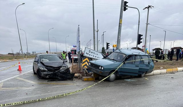 Kavşakta iki otomobil çarpıştı: 2 ölü, 8 yaralı