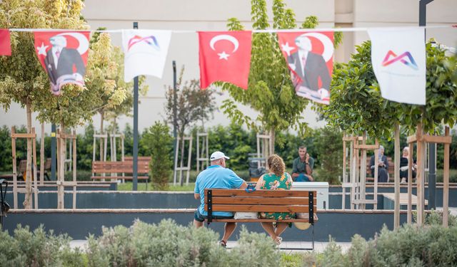 Kırmızı Lacivert Meydanı Çarşı’ya nefes oldu