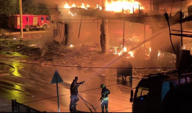 Mersin'de 3 katlı mobilya mağazasında yangın