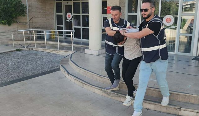 Atatürk büstünü yerinden söken şüpheli yakalandı