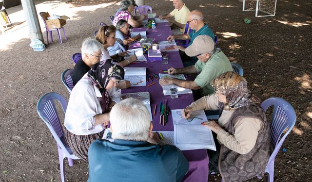 Mersin’de Alzheimer hastaları sahilde bir araya geldi