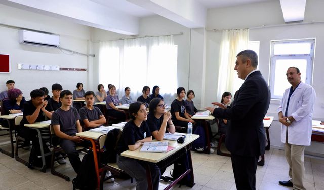 Mersin Valisi Toros, öğrenciler ve öğretmenlerle bir araya geldi