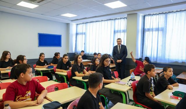 Vali Atilla Toros, Şehit Mert Kaya Ortaokulunu ziyaret etti