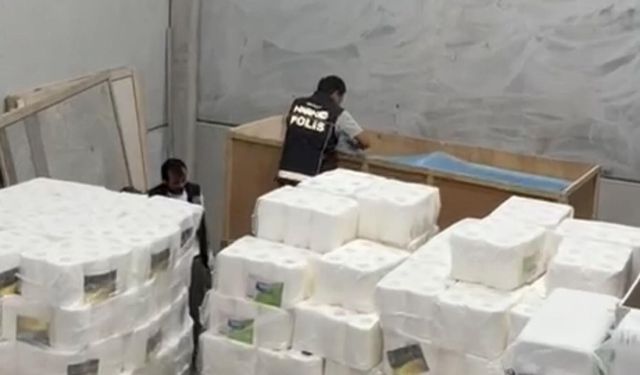 Mersin'de yüz binlerce hap ve ham madde ele geçirildi