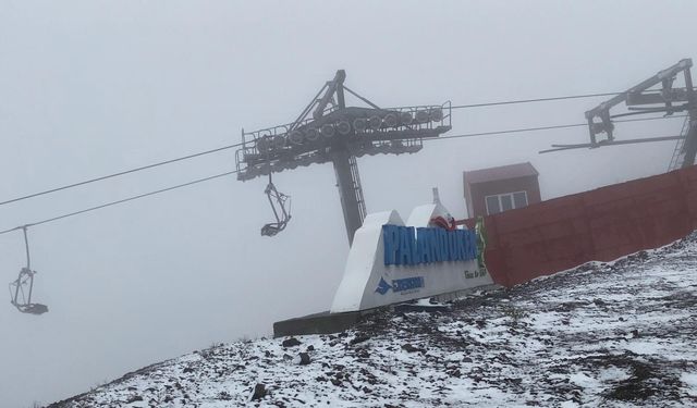 Palandöken Dağları'na mevsimin ilk karı düştü