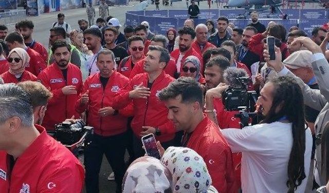 Şanlıurfa'da Selçuk Bayraktar'a türkülü karşılama