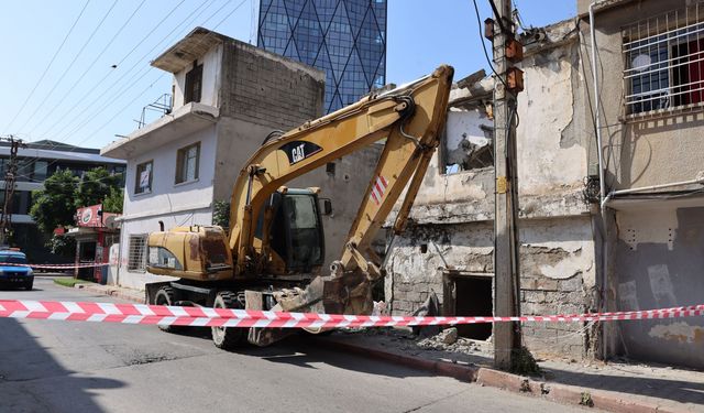 Toroslar’da metruk yapıların yıkımı sürüyor